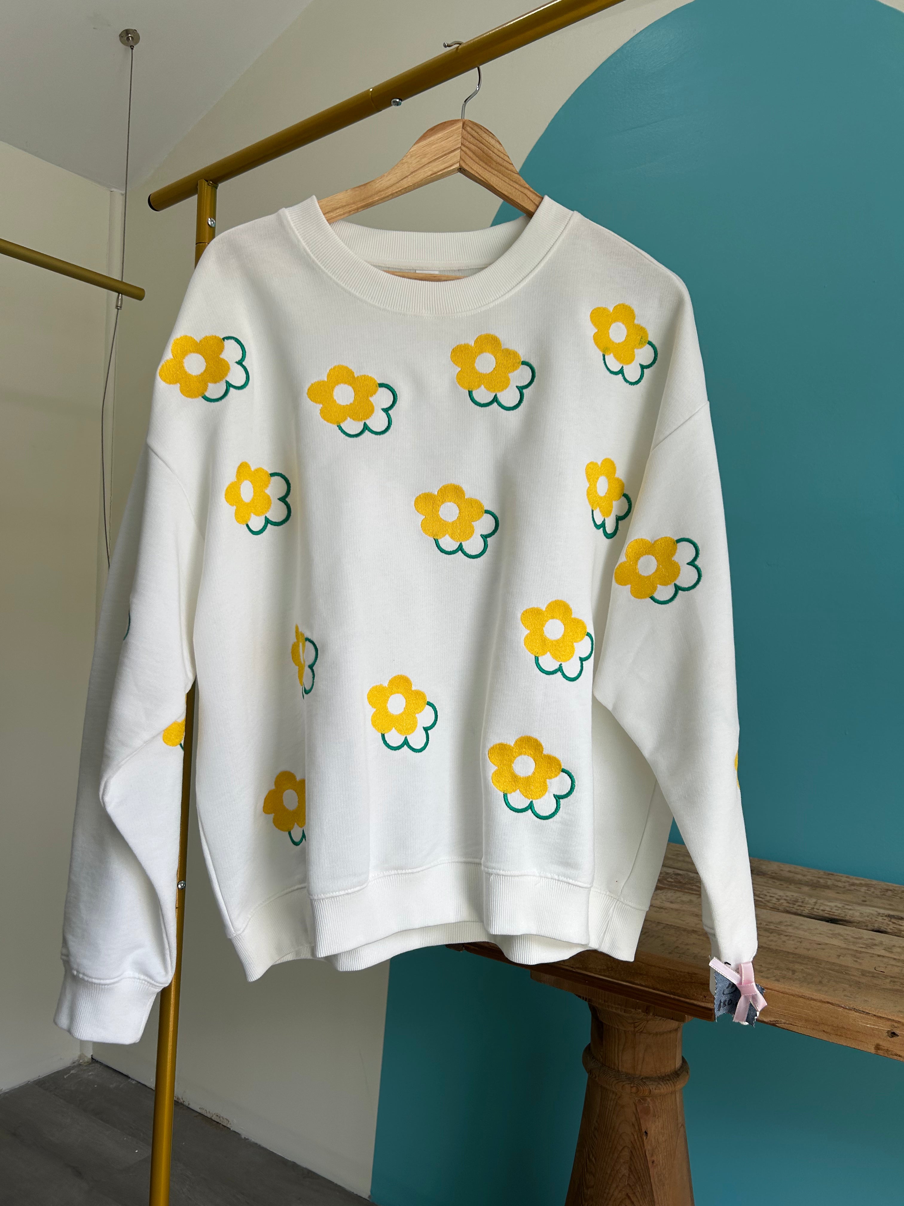 Flowers embroidered crewneck sweater